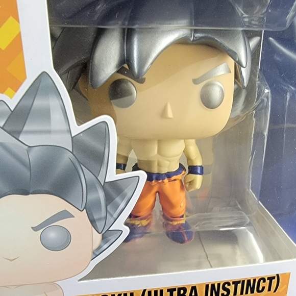 Goku (ultra instinct) funko # 386 (nib) with pop protector - Picture 3 of 7